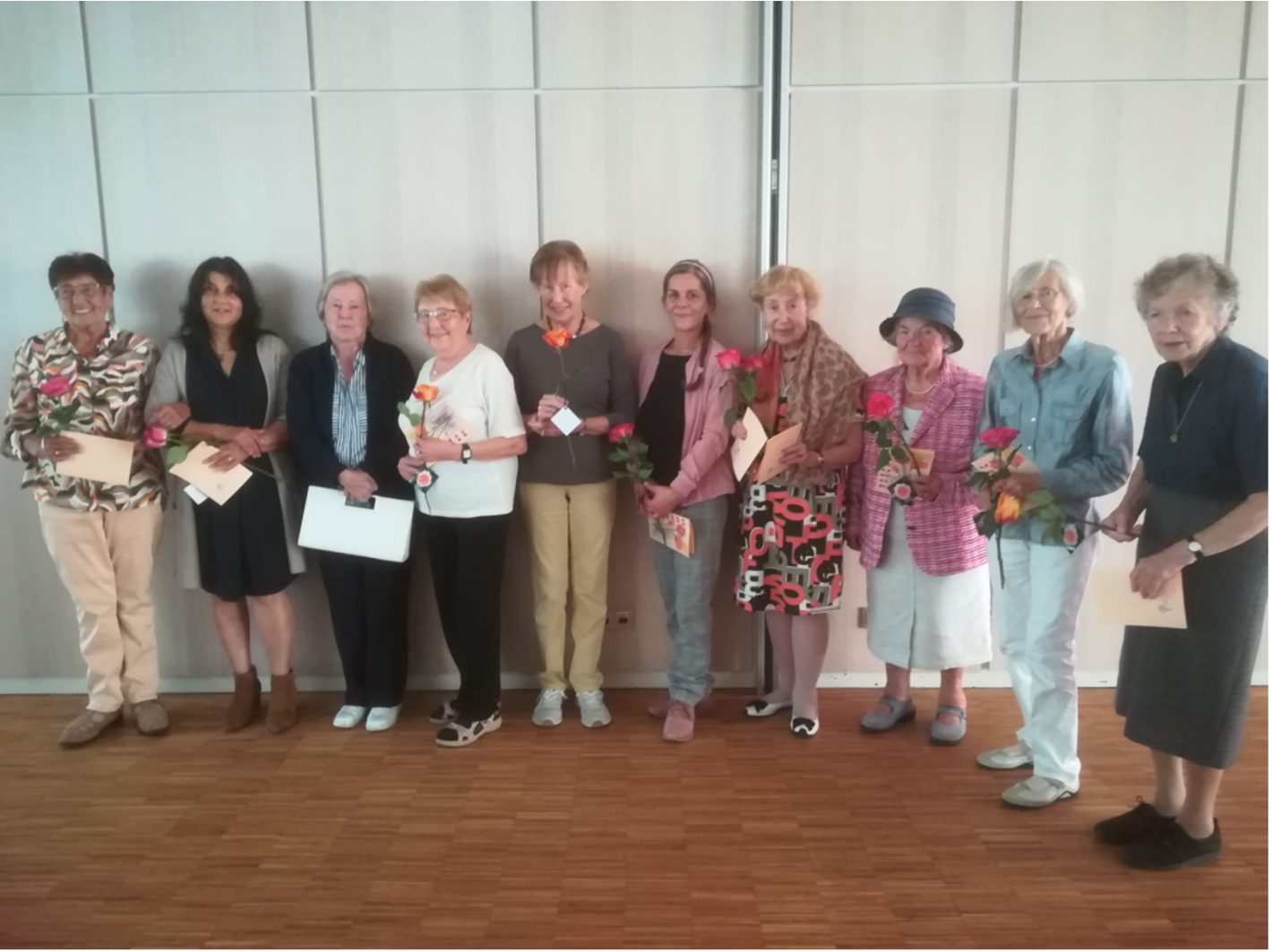 Für ihr Engagement im Ortsverband erhielten 12 Frauen Urkunden – überreicht von Frau Geiger. Urkunden, Rosen und Dankesworte
