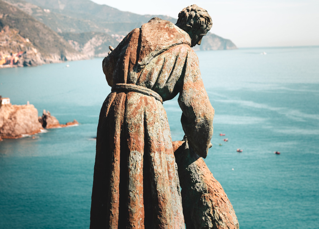 Franz von Assisi, Foto https://www.pexels.com/de-de/foto/cinque-terre-12015343/